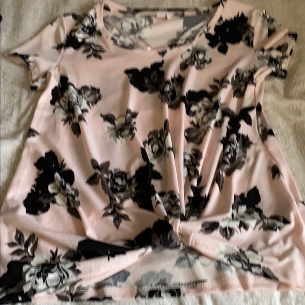 Scoopneck top w/knot detail